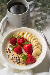 Healthy breakfast with fresh strawberries, banana and tea – simple, fiber-rich and the perfect energy boost to start your day