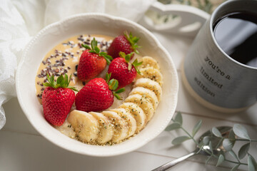 Healthy breakfast with fresh strawberries, banana and tea – simple, fiber-rich and the perfect energy boost to start your day