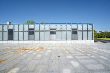 Obraz premium empty brick floor with modern building