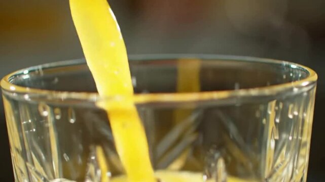 menuangkan orange jus