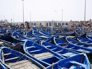モロッコのエッサウィラ漁港の青いボート