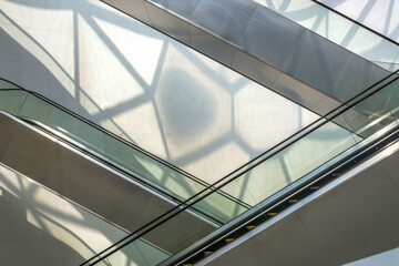 Obraz premium Captivating Patterns of Light and Structure in Modern Escalator Design