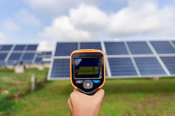 Handheld thermal imaging camera inspects solar panel arrays, detecting hotspots and faults for reliable outdoor photovoltaic maintenance