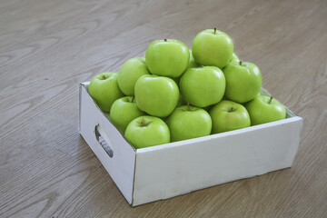 Fresh Green Apples from Shaanxi Mountainside in White Box - Sweet Crisp Fruit
