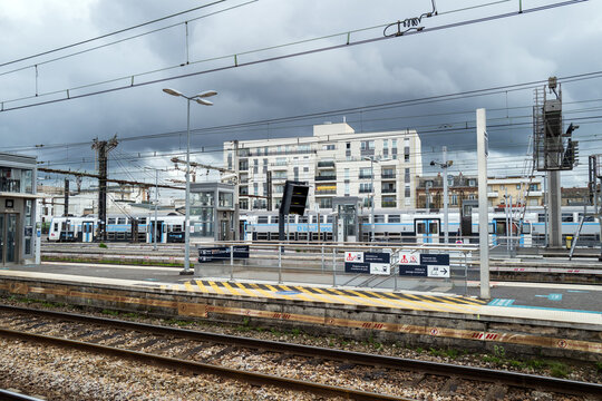 vue des voies ferr&eacute;es dans le sud de paris en france en europe