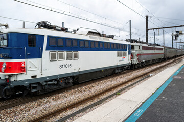 Fototapeta premium vue des voies ferrées dans le sud de paris en france en europe