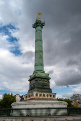 Fototapeta premium vue urbaine avec la colonne place de la Bastille dans le centre de Paris en France