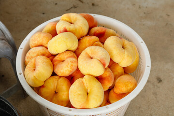 Fresh Shandong Peaches in Basket Ready for Shipping from Chinese Orchard Harvest