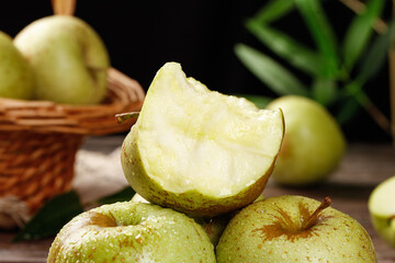 Fresh Green Jinshai Apples from Shandong China Sweet Sour Fruit Harvest