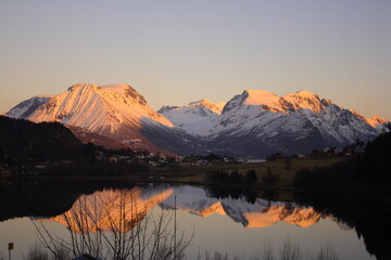 Fototapeta premium still lake and mountains