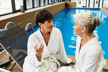 Obraz premium Relaxing moments between beautiful mature women at a wellness center