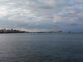 Naklejka premium Mediterranean Sea Waves at Sunset – Alexandria Skyline