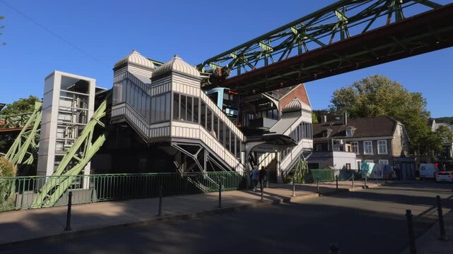 Die Wuppertaler Schwebebahn f&auml;hrt aus der Haltestelle V&ouml;lklinger Strasse