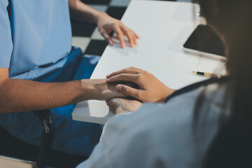 Obraz premium Doctor came to check the patient and shook his hand to encourage. Comforting the sick and treating the best, cured in the hospital.