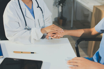 Doctor came to check the patient and shook his hand to encourage. Comforting the sick and treating the best, cured in the hospital.