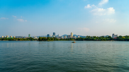 Fototapeta premium Scenic view of a large body of water with city skyline in the background