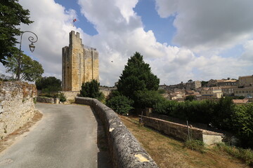 La tour du Roy, ancien donjon, vue de l'extérieur, village de Saint Emilion, département de la...