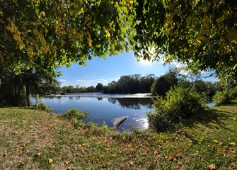 Paysage idyllique et serein des rives de l'Yonne sous un soleil d'automne