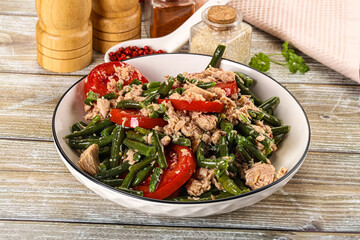 Salad with canned tuna and beans