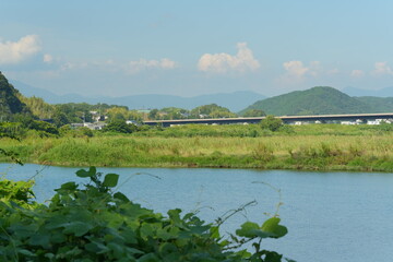 川と田舎の風景