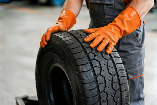mechanic changing tires in a car service concept mec&aacute;nico cambiando neum&aacute;ticos en un taller mec&aacute;nico m&eacute;canicien changeant les pneus dans un concept de service automobile araba oto lastik  lastikci