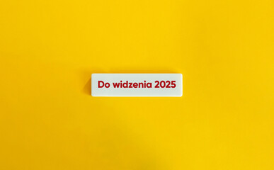 Do widzenia 2025 – napis na białych kostkach z literami na żółtym tle