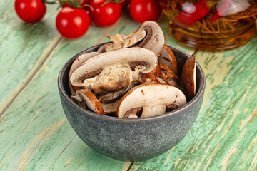 Sliced raw brown royal champignon