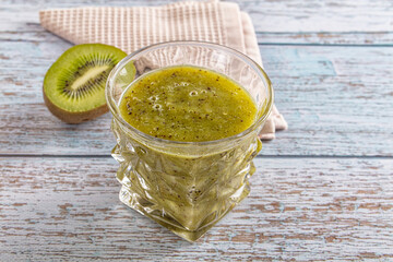 Sweet detox green kiwi smoothie