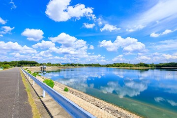 みよし市、晴天下の三好池