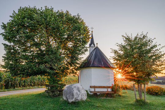 Kapelle bei Sonnenaufgang