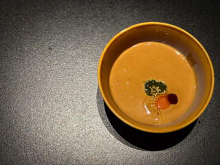 香ばしいごまダレと薬味が彩る鍋料理用の調味料イメージ