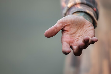 Gros plan du geste de la main ouverte d'un homme prêt à serrer la main sur un arrière-plan flou