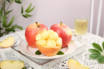 Xinjiang Red Fuji Apples Heart Shape Arrangement Small Sweet Fruit Display Natural Food Styling