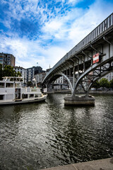 Fototapeta premium Schiff unter Brücke in Lübeck