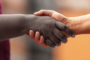 Gros plan de deux personnes se serrant la main après un accord de paix sur un arrière-plan flou