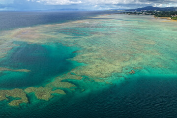 Obraz premium Coral Reef and Shallow Waters in Yomitan, Okinawa, Japan