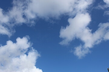 Belles photos de nuages dans un beau ciel bleu