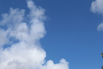Belles photos de nuages dans un beau ciel bleu