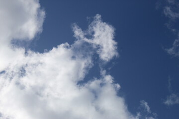 Belles photos de nuages dans un beau ciel bleu