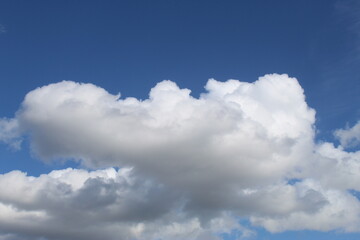 Belles photos de nuages dans un beau ciel bleu