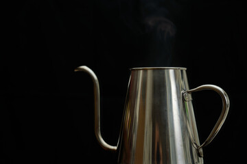 お湯の沸いたドリップケトルから立ち上る湯気。ペーパードリップでコーヒーを淹れる工程の連続写真。	