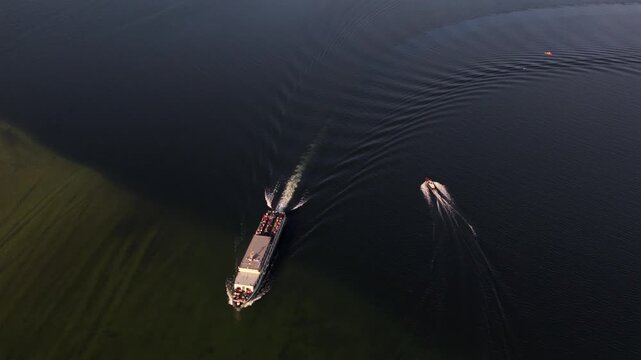 Luftaufnahme des Chiemsees in Bayern Deutschland mit Passagierschiff zur Herreninsel ideal fur Urlaub Tourismus und Freizeit in der Alpenlandschaft. Aerial view of Chiemsee lake with a passenger ferry