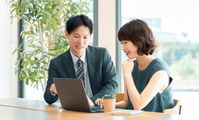 ミーティングをする男女2人のビジネスマン