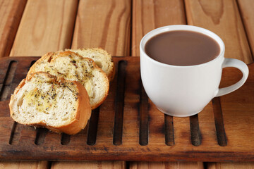 café com torradas  em mesa de madeira