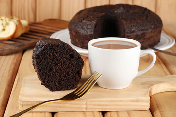bolo de chocolate cortado servido no prato