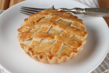 torta de frango cortada com recheio cremoso, servida no prato