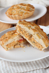 torta de frango cortada com recheio cremoso, servida no prato