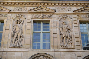 Façade ornée du Marais à Paris. France