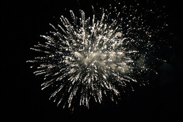 Obraz premium joyful family celebrates christmas night by launching ultrabright fireworks in sky