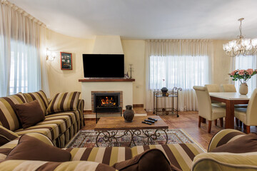 Salón con chimenea y muebles